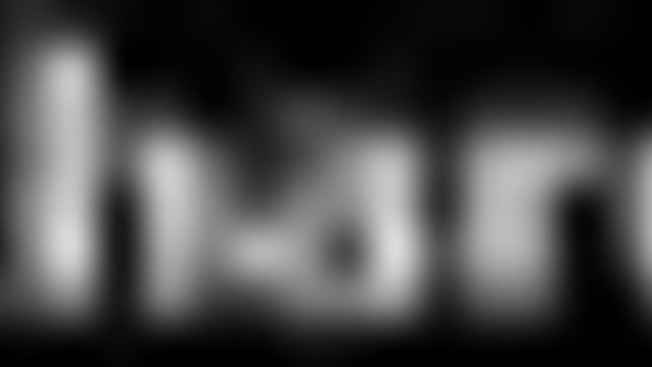 Betty's scat collection: a wild cam show with a lot of pissing and pooping