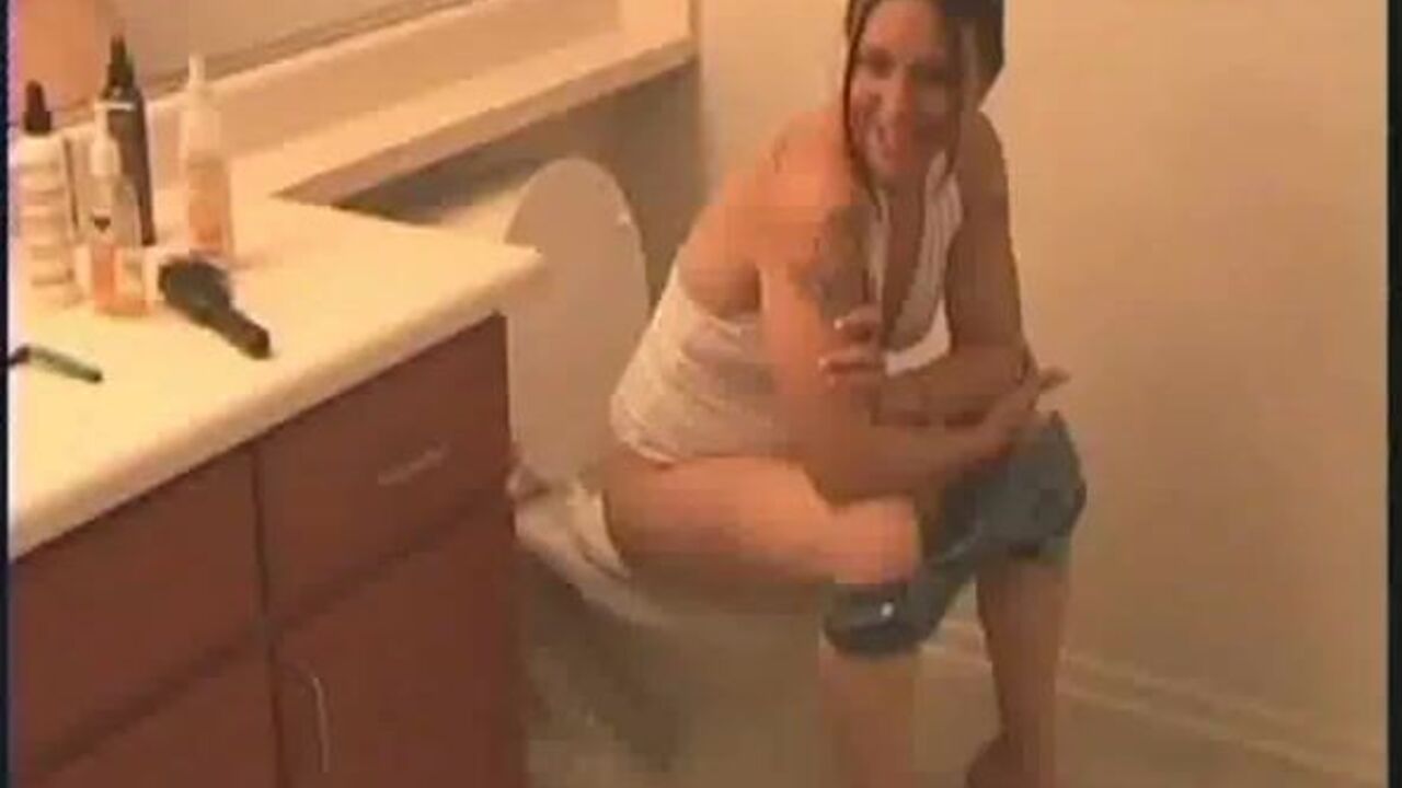 Watch this scatty girlfriend get her ass drenched in her own pee while eating a hot meal