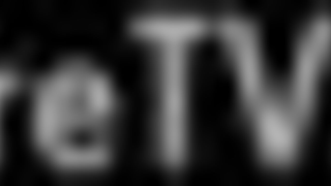 Watch this wild bimbo get her scat pounded like a B-movie queen