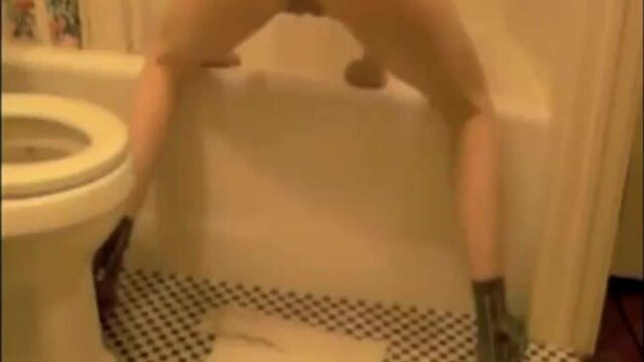 Watch this sweet babe get her scat wet and dirty in various positions on the bathroom floor