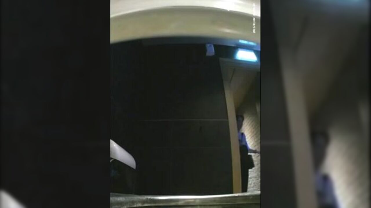 Zhenshchina-Pisaet-I-Kakaet-V-Tualete-Kafe: The Wildest Fetish