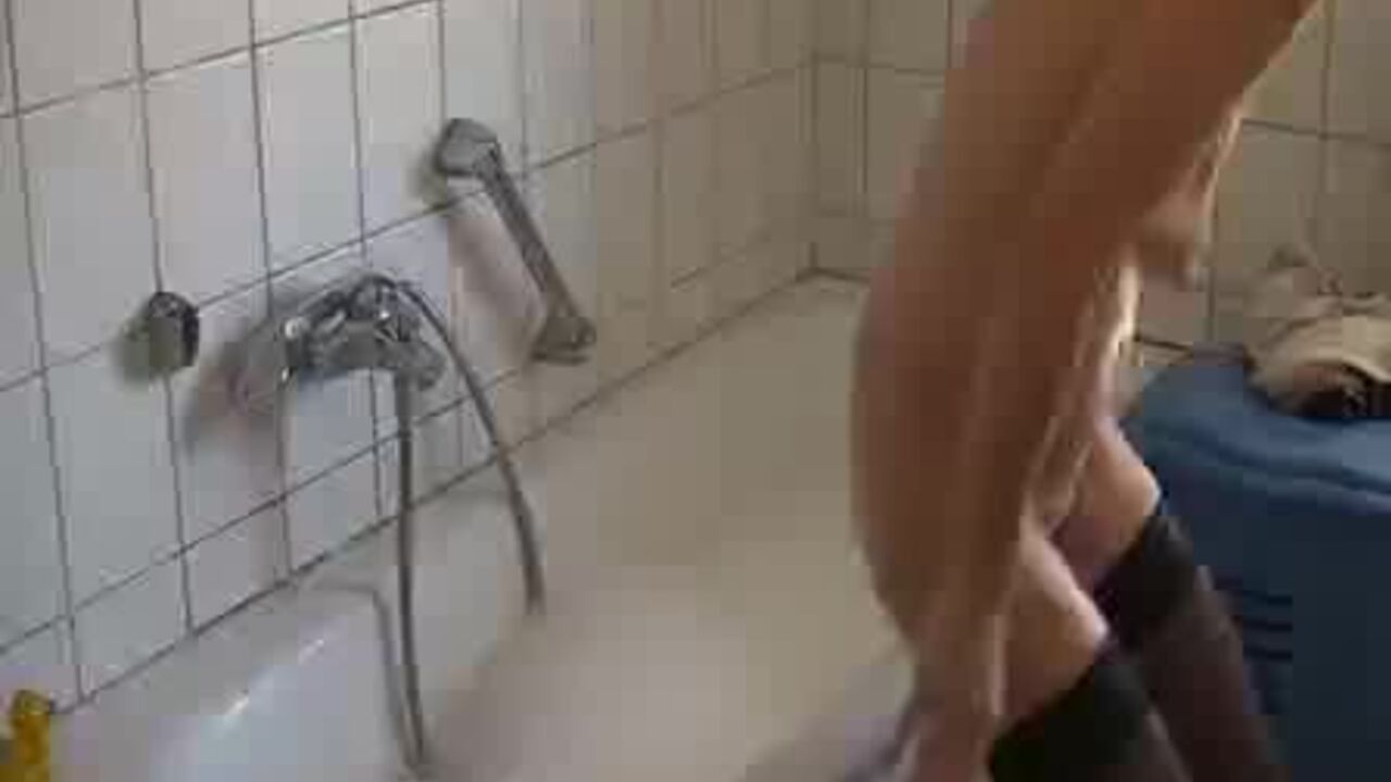 Watch Good Wife get drenched in her own jizz in the tub