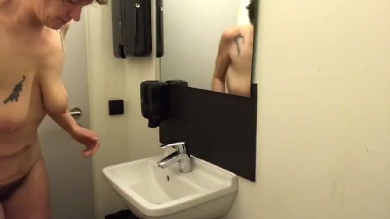 Le Lave mains: A kinky scat porn video featuring a dripping slave