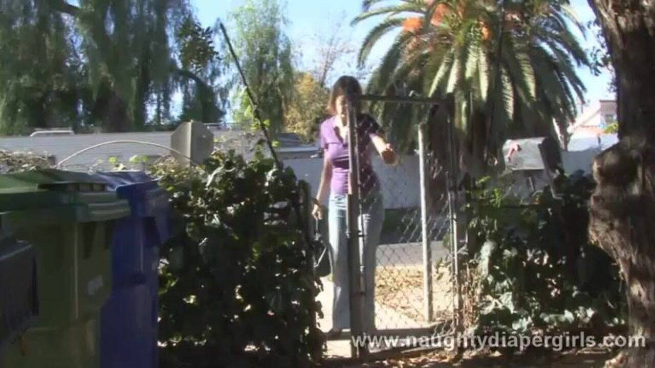 Clare_peesfull1_68wmV: Sexy teen gets wet and wild with her diaper changing and couche skills