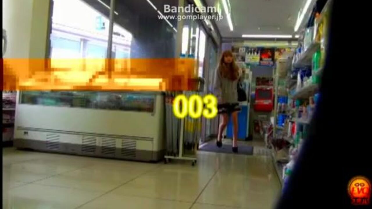 Watch this kinky slut get her scat wet and messy in the toilet