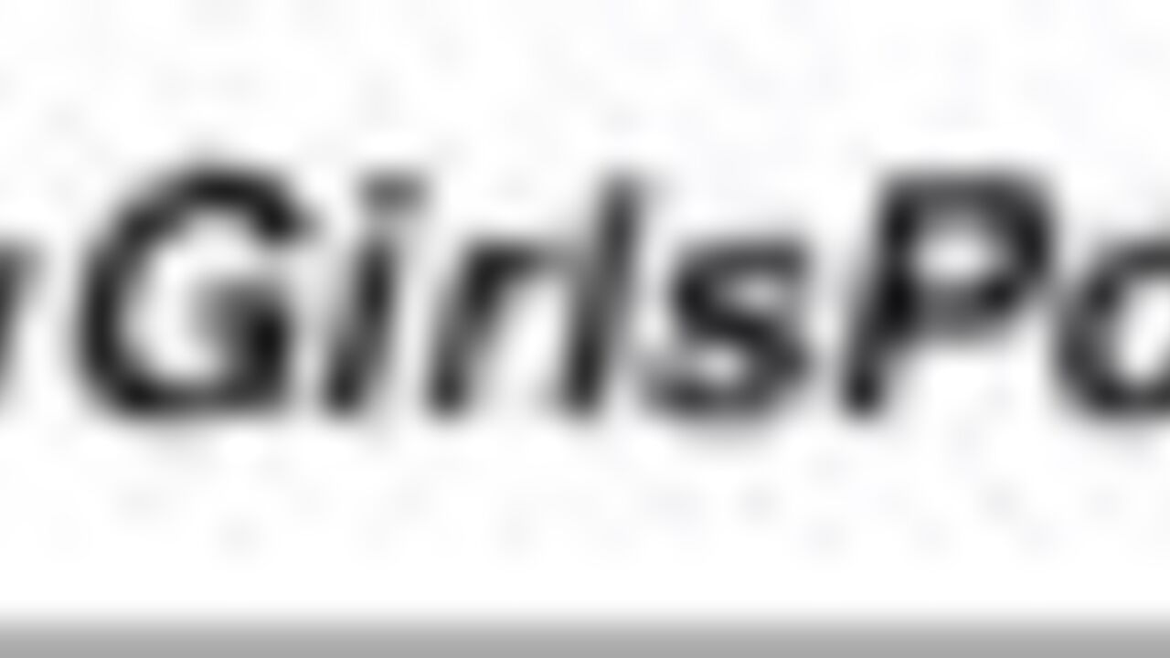 Watch Shante Public Restroom Pooping like a wild animal in public