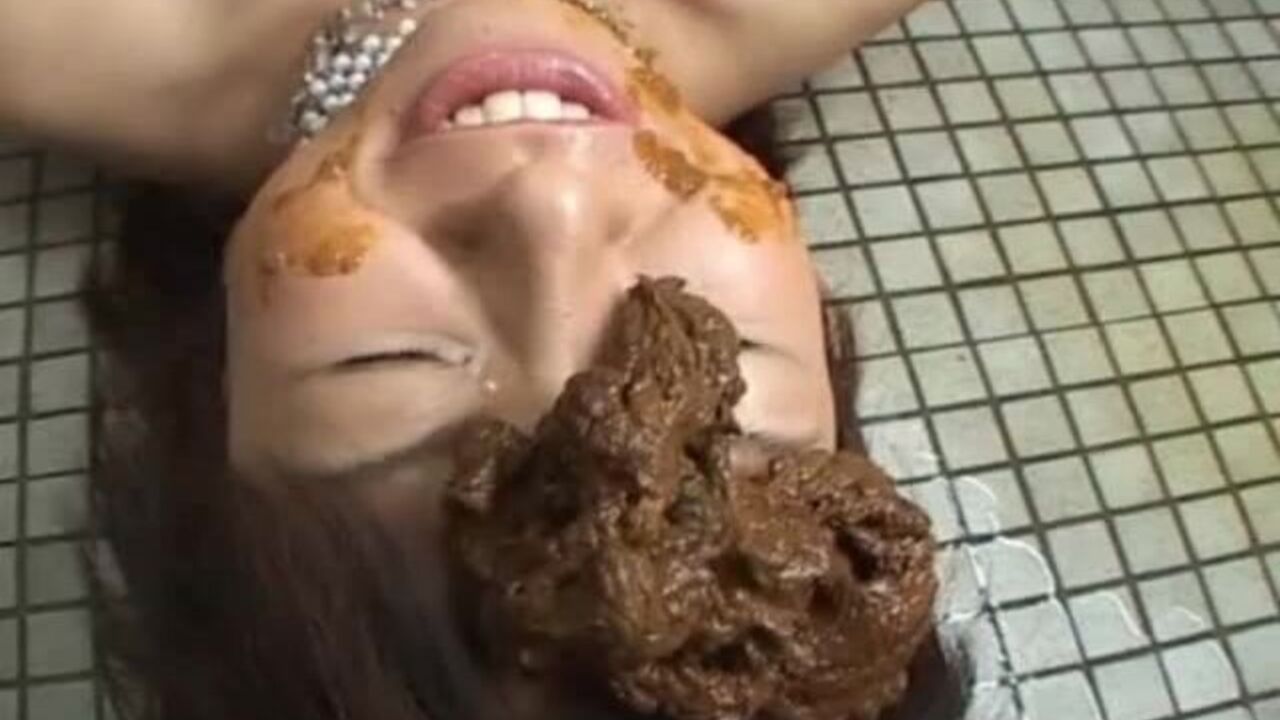Watch these filthy chicks scat and get off in front of the camera