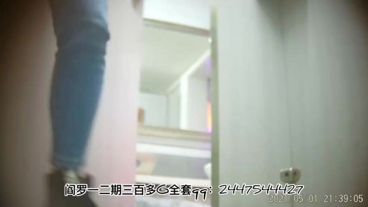 Peeping on the girl's scat in the toilet - Chinese POV