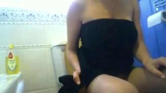 Hot UK girl pooping
