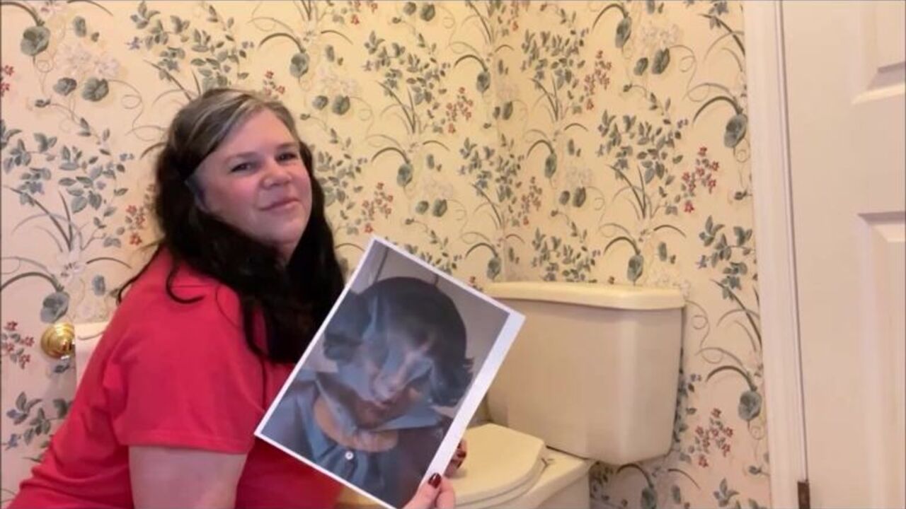 Watch this kinky slut scat & fart in her first ever video!