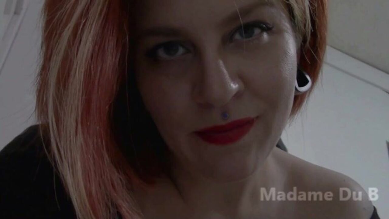 Watch this filthy slut shitting on her own ass in a scat video