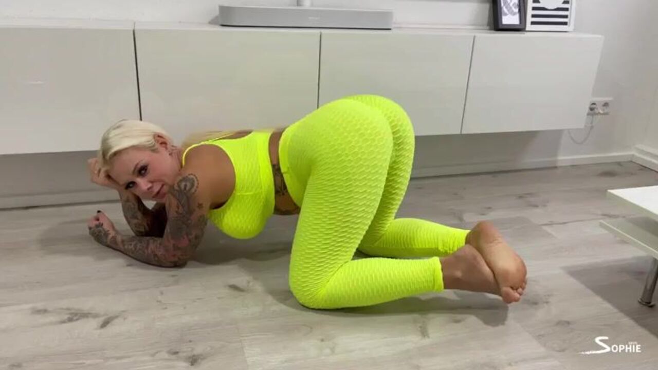 Watch this hot fitness babe get her scat wet and wild in this scat porn video
