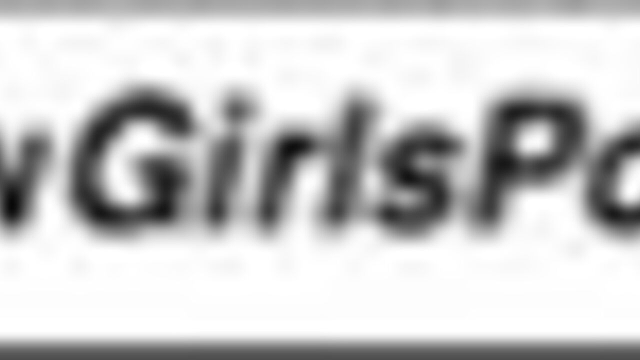 Watch this chubby slut scat in the toilet and get off on it!