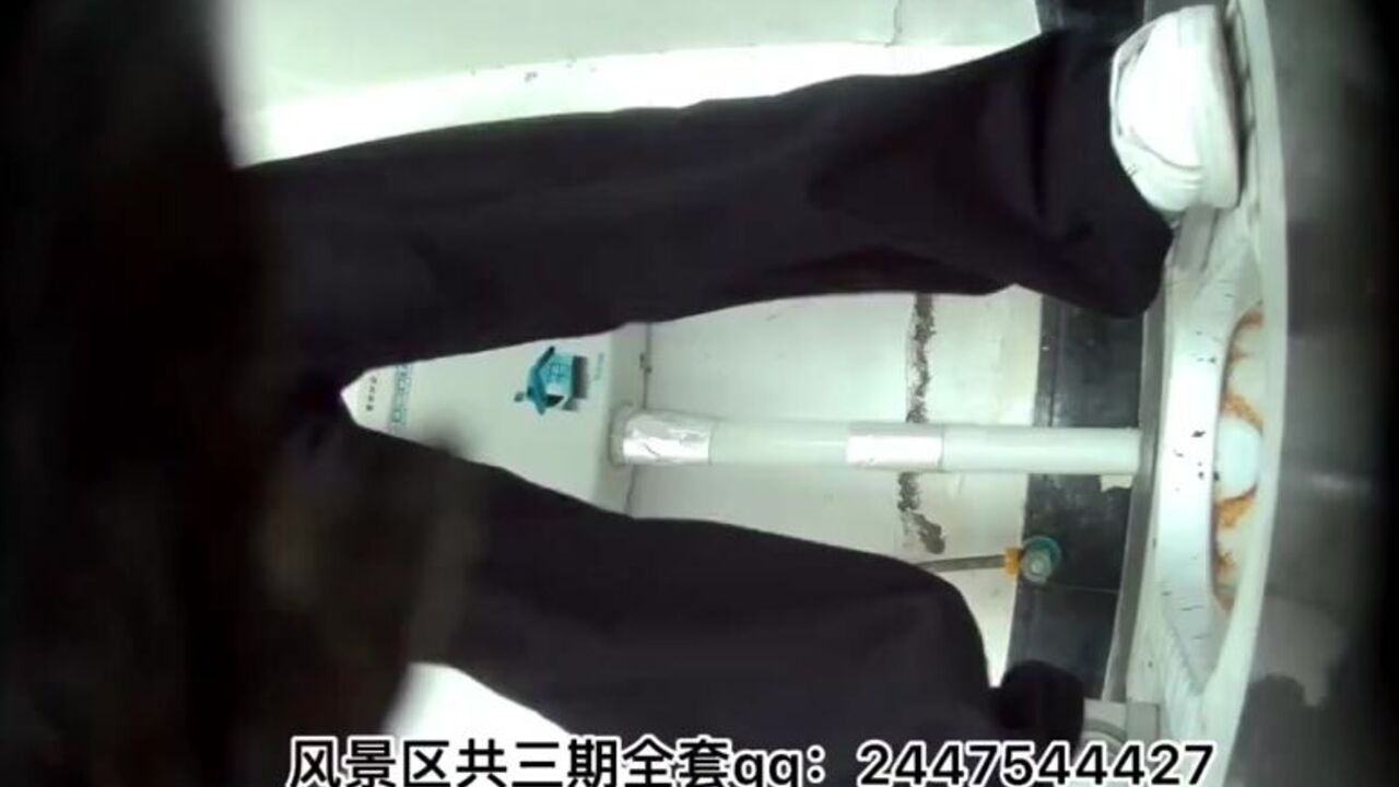 Watch this cute Chinese girl pooped on with her pretty smile and juicy farts