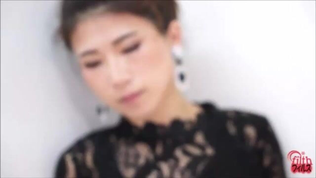 Kinky girls dressed up in scat porn: Well-dressed girls poop 2