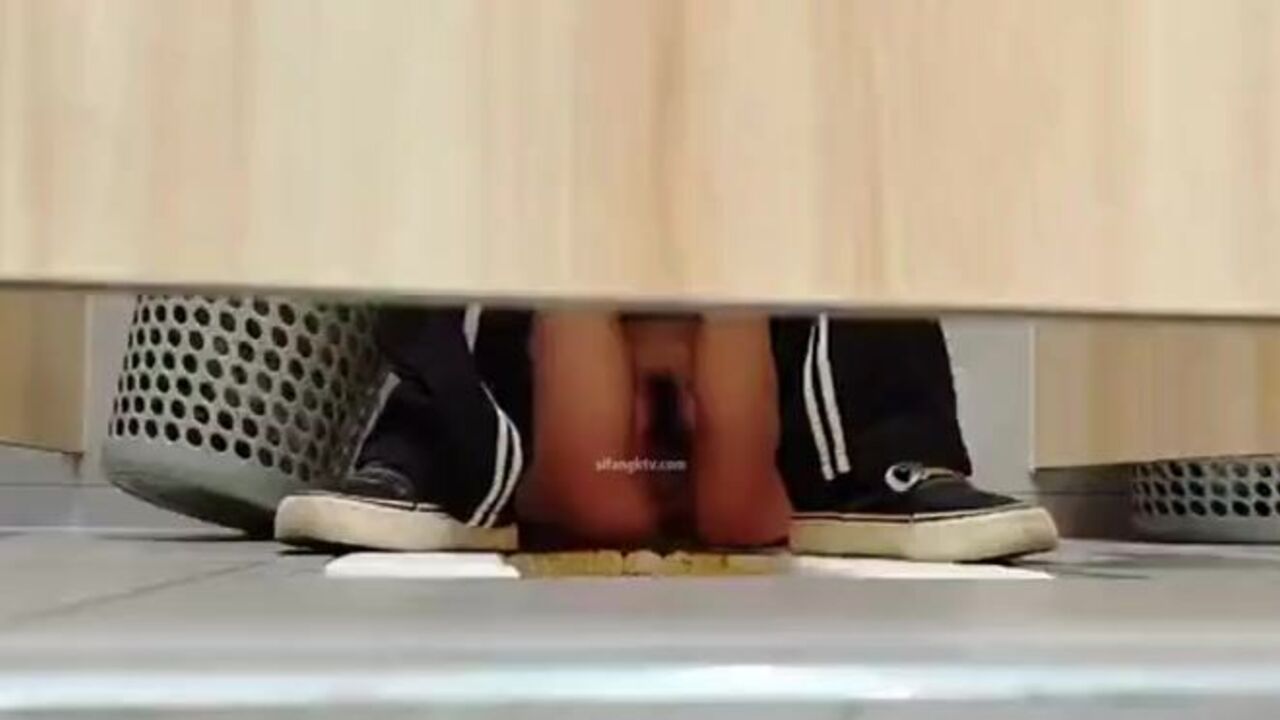 Guy with fingers nails scat-drenched girl while she snoozes