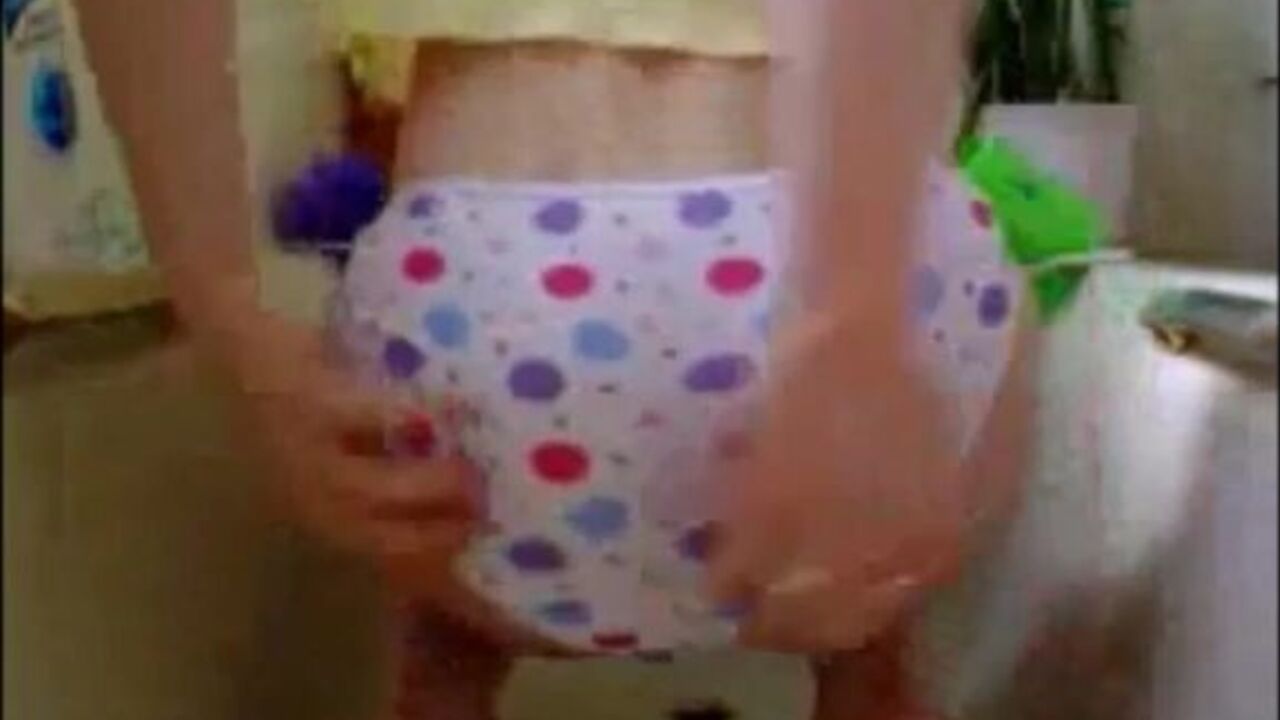 Watch this slutty girl smeared with her own piss and drenched in her own jizz