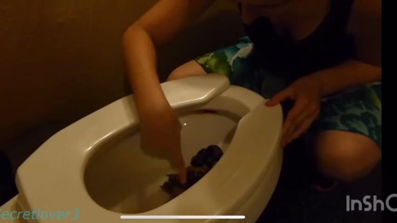 Elle gets kinky with her scat and toilet fetish