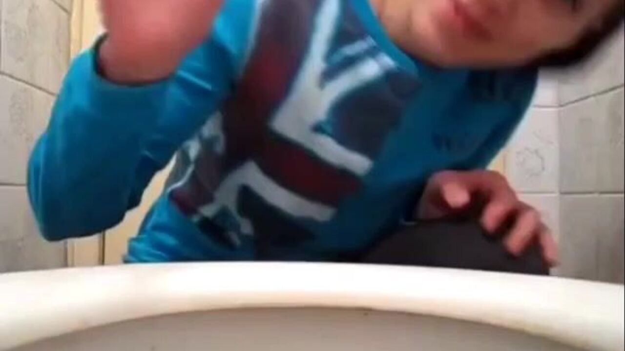 Watch this filthy girl scat and pee on the toilet like a pro