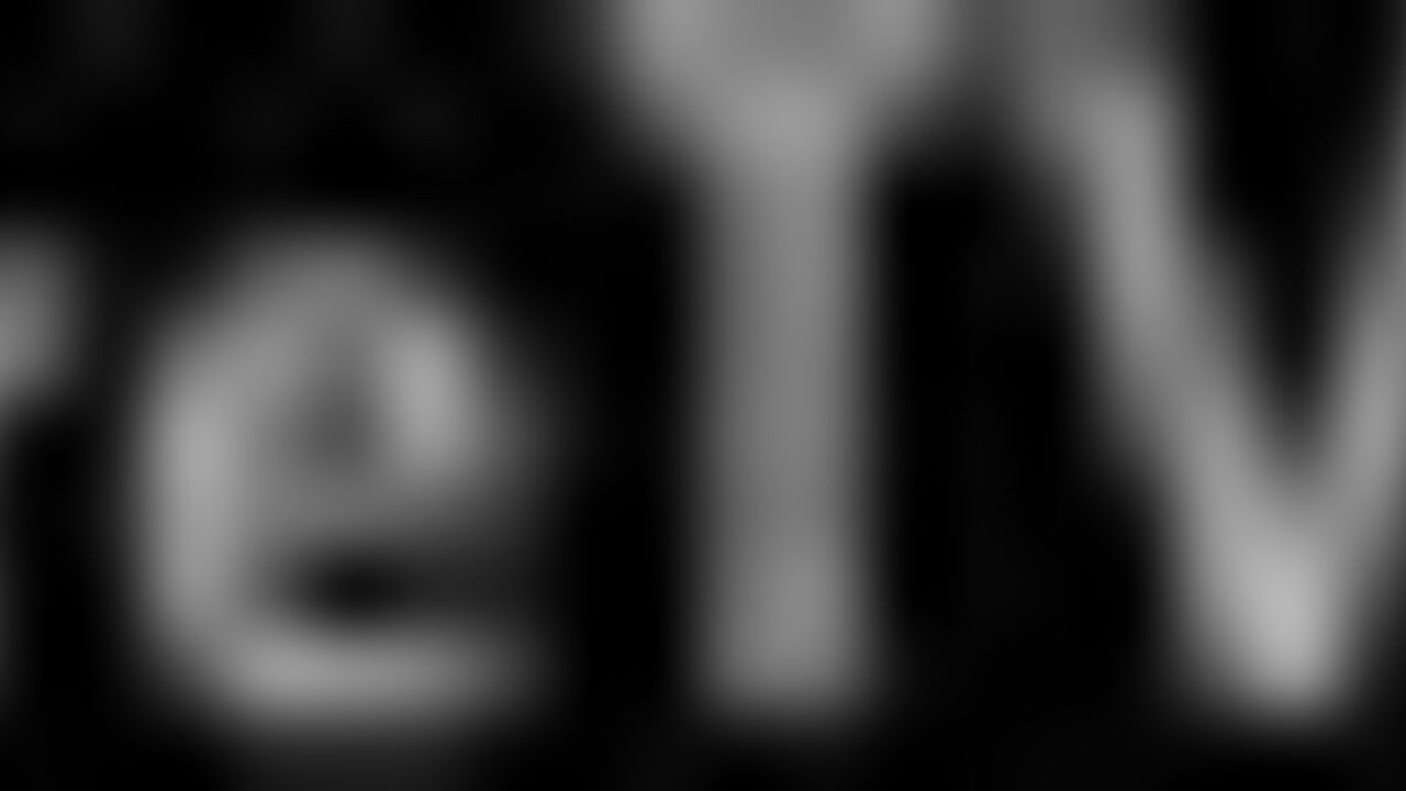 Kentuckian cincinnatian takes a hot load in her ass while she eats her own cum