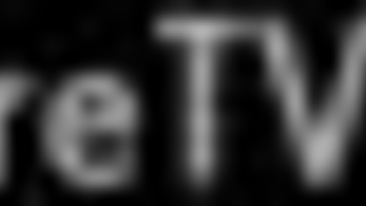 Kentuckian slut gets her filthy ass and toes cleansed in kinky piss play