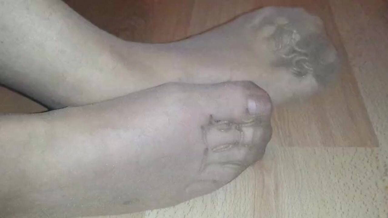 Watch me devour my own toes while I tease you with my high heels