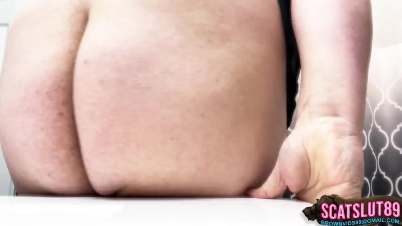 Beautiful Bubble Butt Cute Girl Pooped Out in Huge Ass of Her Own