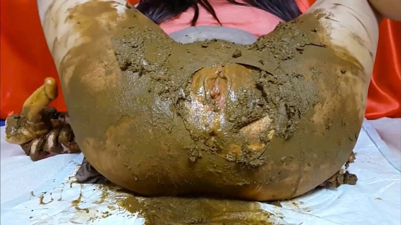 Spoiled Tights gets a deep dicking in her scat and pissing antics