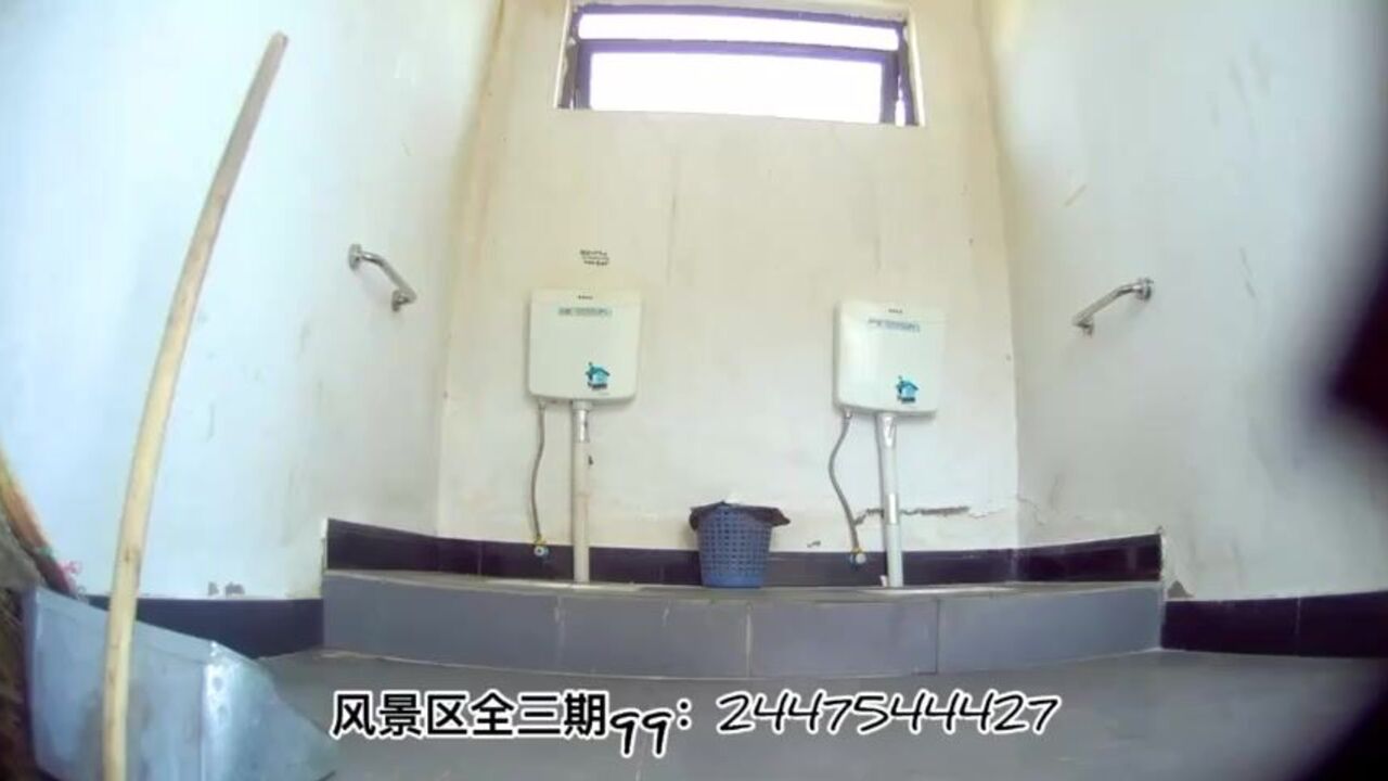 Watch this naughty Chinese girl peeping on herself in the toilet