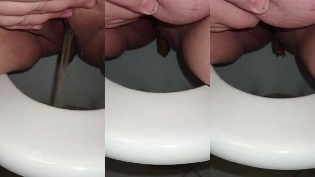 Watch this scat porn video of a scat girl getting off in a variety of ways