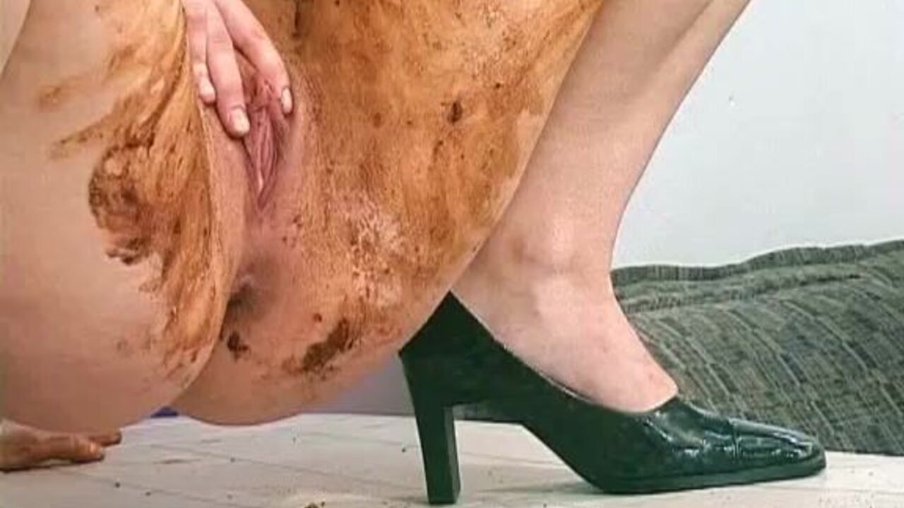 Watch this kinky teen girl pee and scat in this kinky watersports video