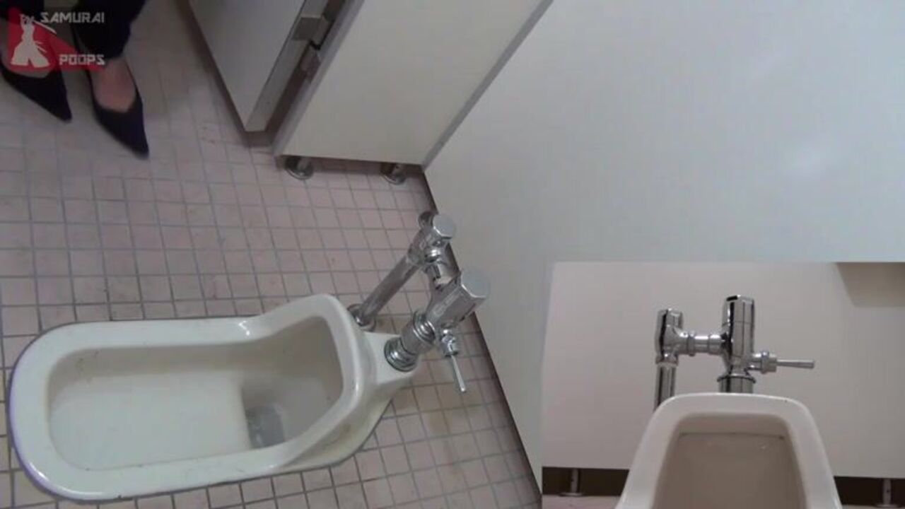 Watch this Japanese slut scat and get off with a tampon in her scat