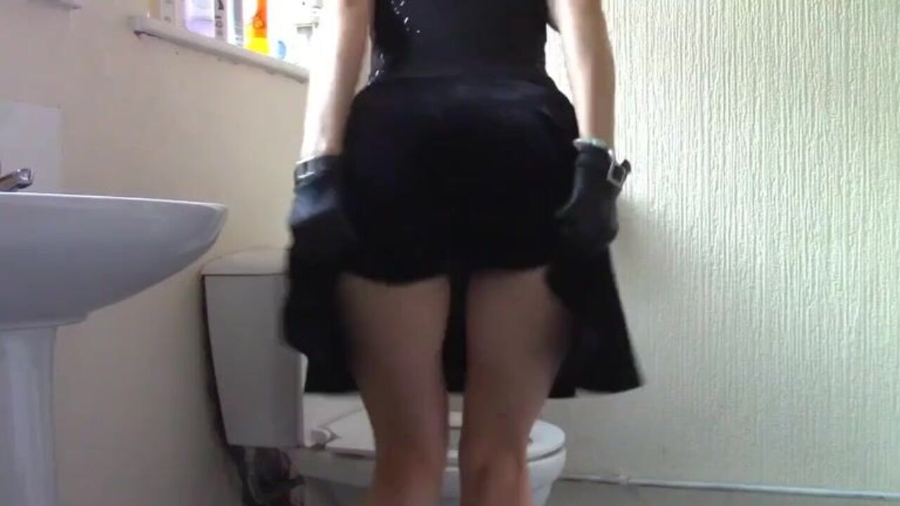 Watch this French Secretary get her scat wet in this steamy toilet video