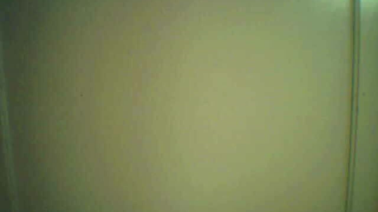 Watch this stunning webcam slut scat and play with her juicy holes