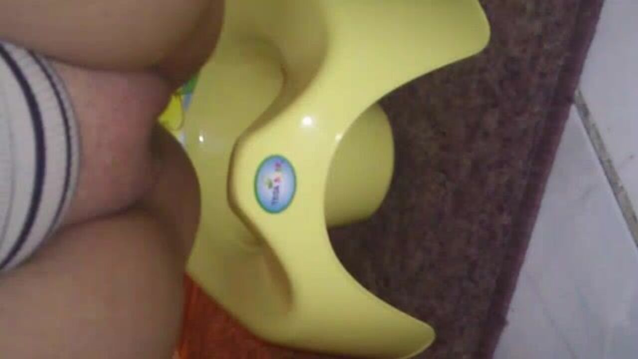 Watch this scat porn video of a filthy scat girl getting her potty satisfied