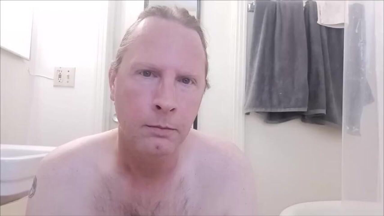 Amateur slut devours a messy serving of scat and takes a facial