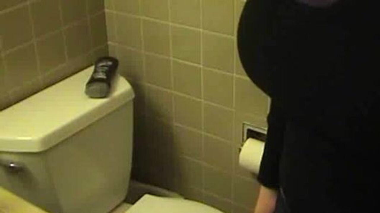 Watch this filthy girl get off with a pissing and pooping session