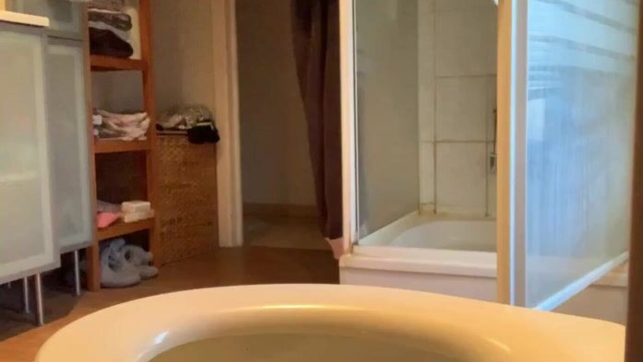 Watch these dirty scat babes get their pussies drilled in La douche video