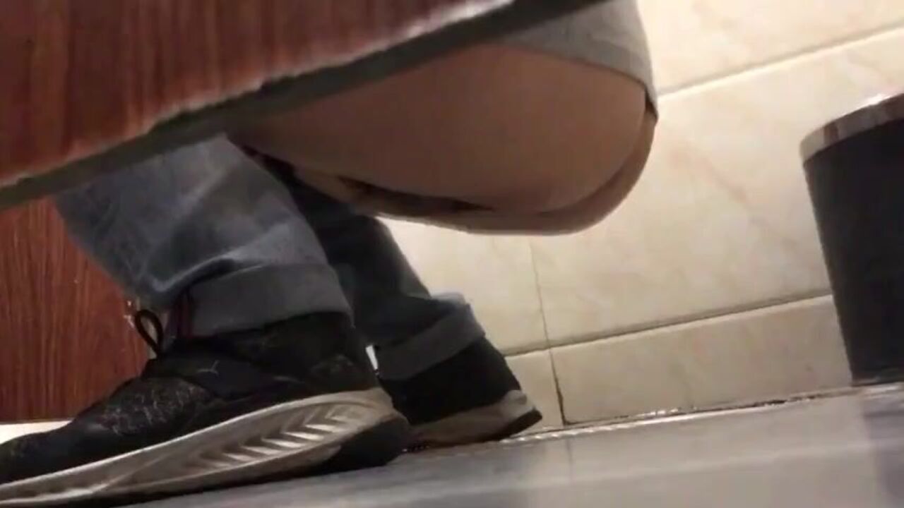 Watch this voyeuristic guy get a load out of his scat in the toilet