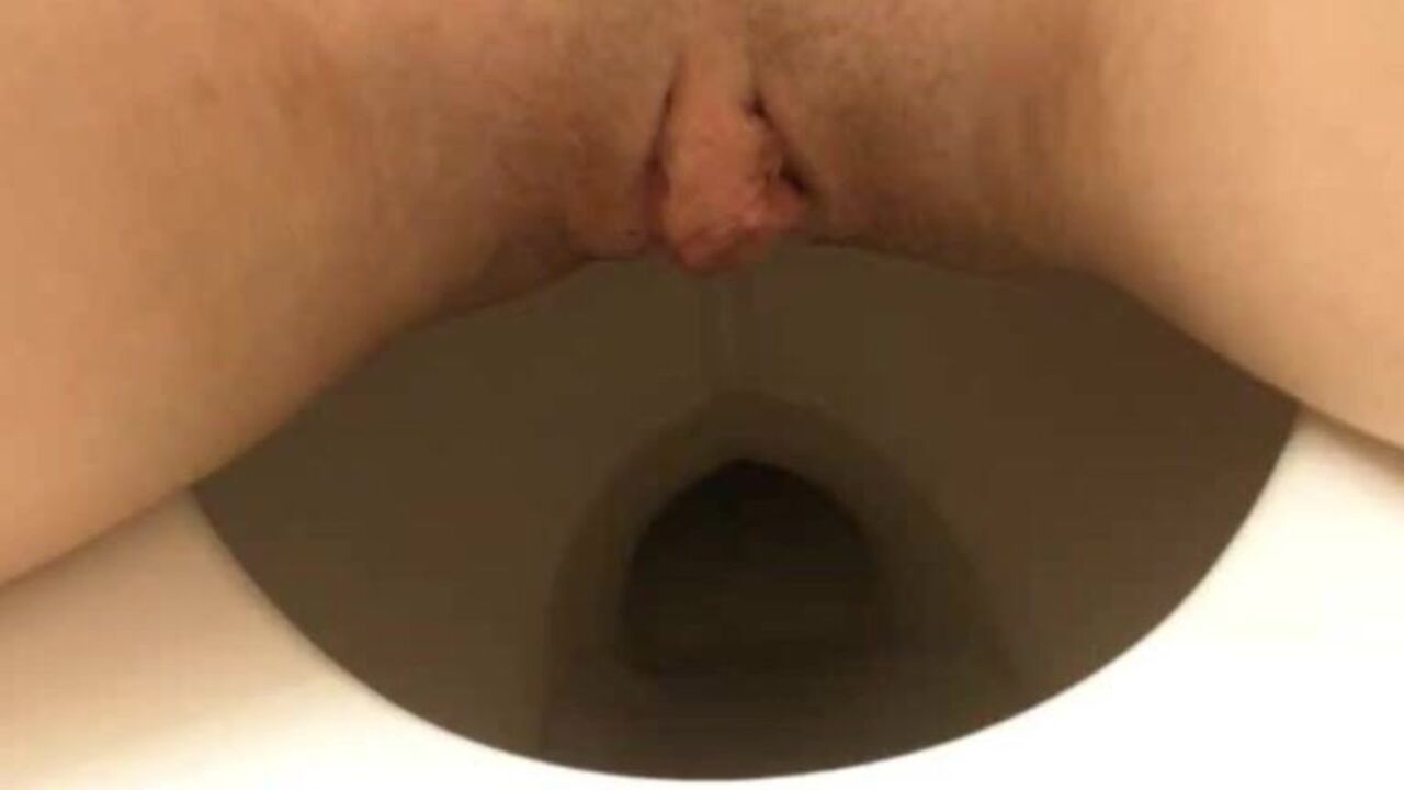 Ma and Na sur le pot get off on filming each other's butts while they scat in this kinky video