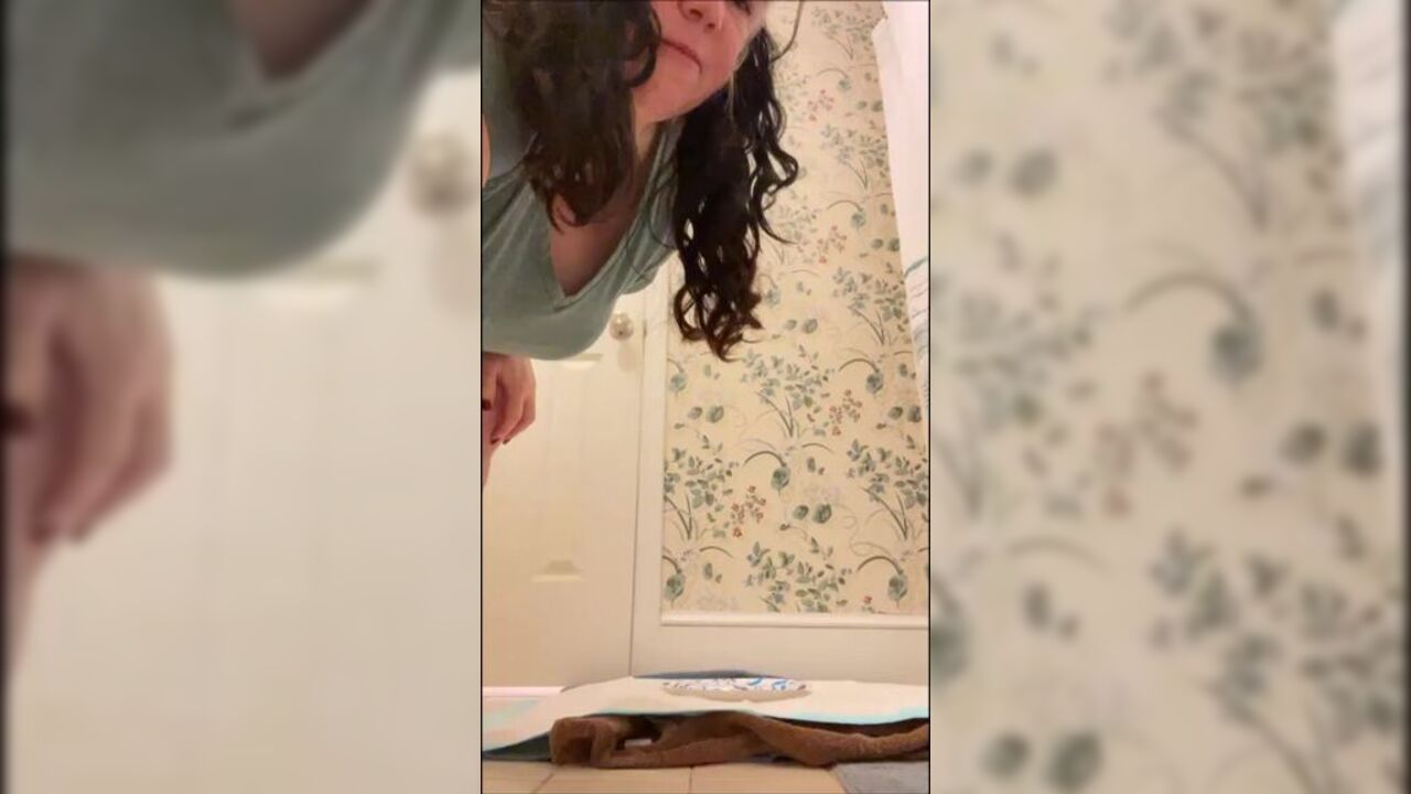 Watch the scat fetish porn of Scat Fartin tart, the scat slave, who gets down and dirty with herself