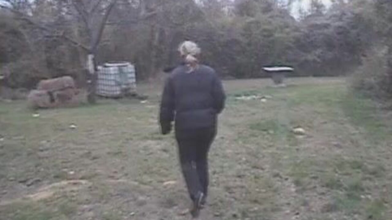 Watch this blonde babe get her scat wet and clean in a hot paille