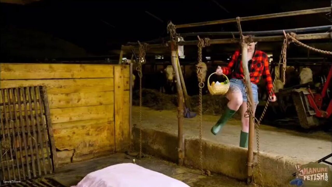 Betty gets filthy in a messy scat play in the barnyard