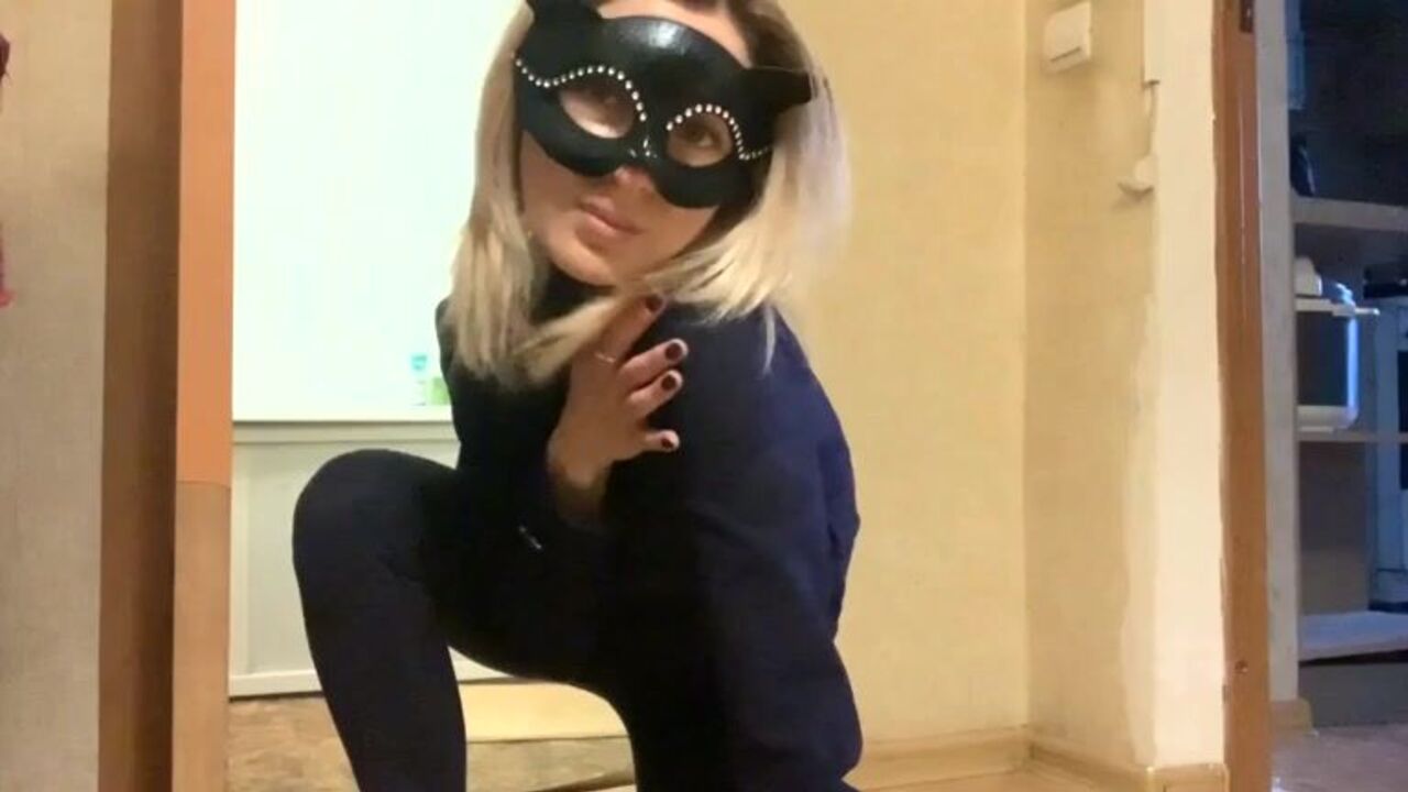 La dame Masquée gets her scat wet and wild in a pooped-up video