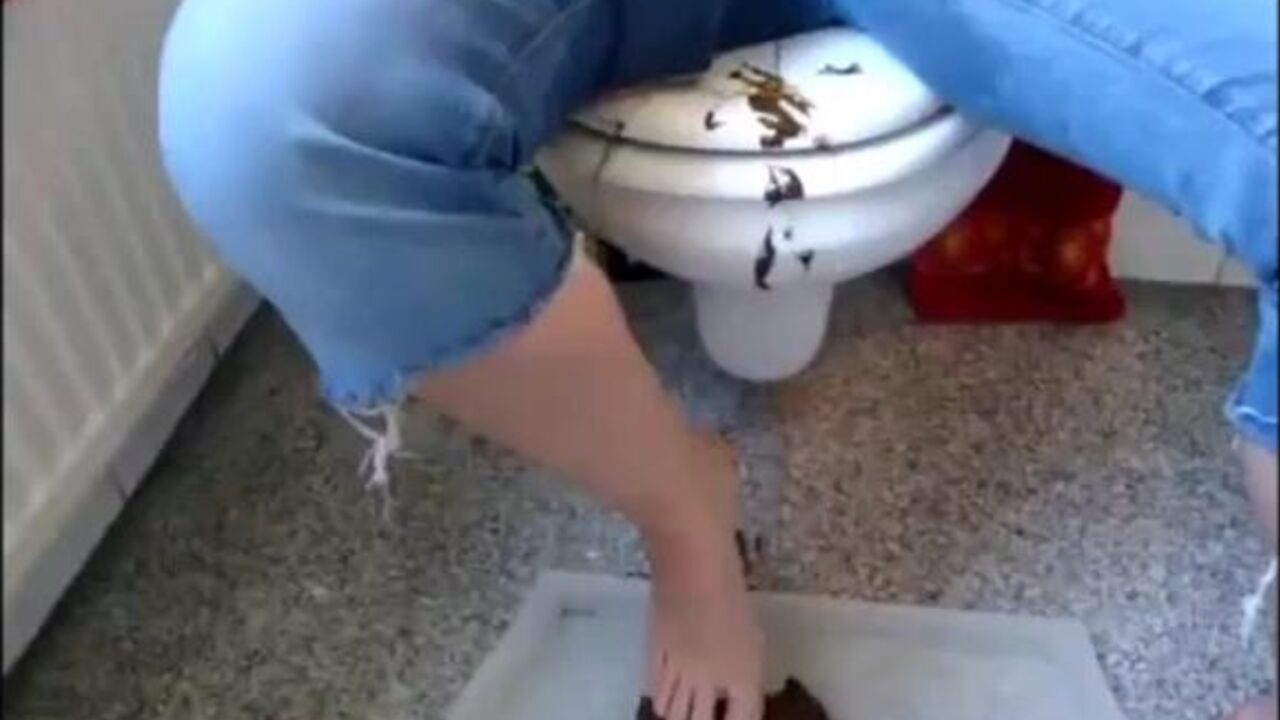 Watch this slut play with her feet and scat in this pooped up video