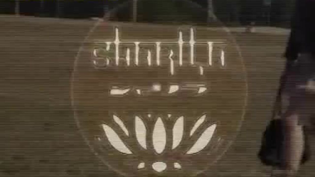 Watch this Japanese babe scat and pee in the open air like a pro