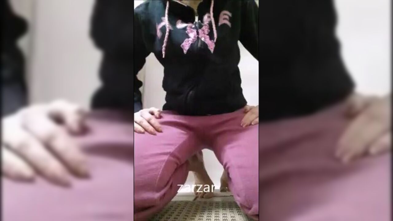 Watch this massive MILF get off with a massive pee shower and squirt in ecstasy