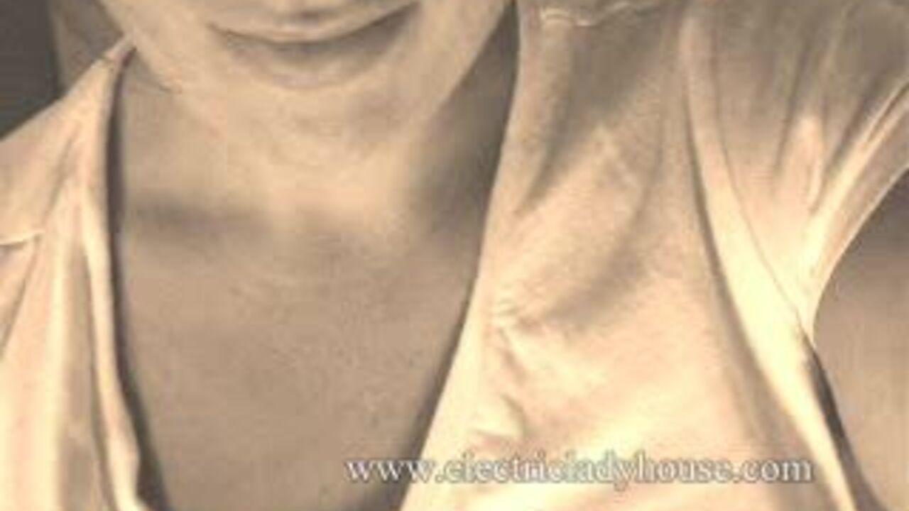 Leah2, the scatty slut, gets her filthy desires fulfilled in this poop porn video