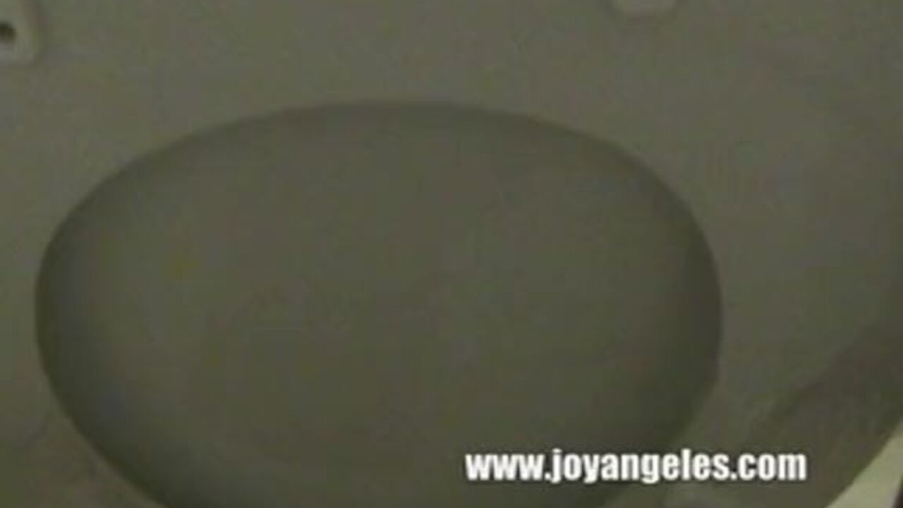 Voyeur girl gets off on peeing on the toilet - cam show