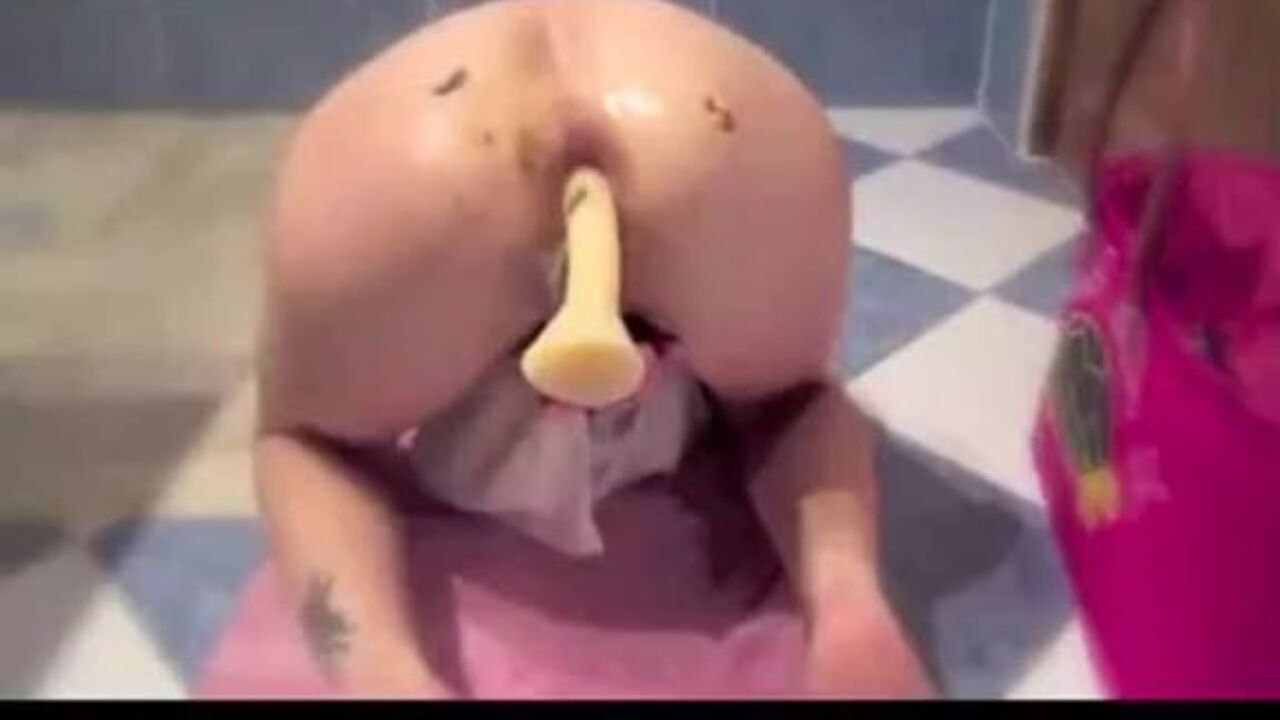 Watch this kinky solo babe get her ass stuffed with a messy toy